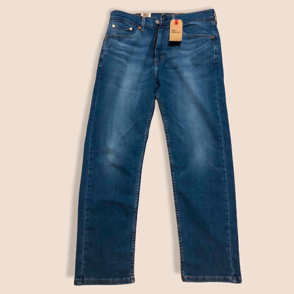 Men’s dark blue Levi’s jeans